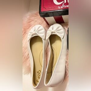 NWT/ NIB -Women’s size 11 Sam Edelman bright white Bow flats